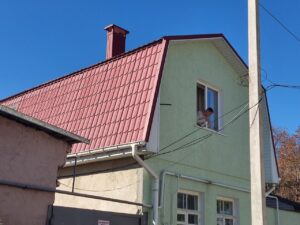 Металлочерепица на ломанной мансардной крыше. Крым
