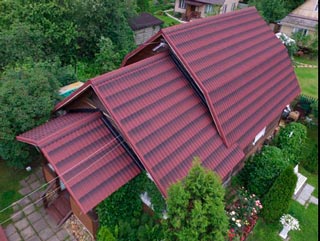 вид сверху на кровли из ондулина