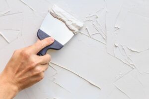 Шпатлевание стены дома