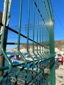 зеленый гиттер забор на море