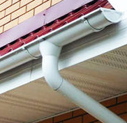 белая система для отвода воды с крыши